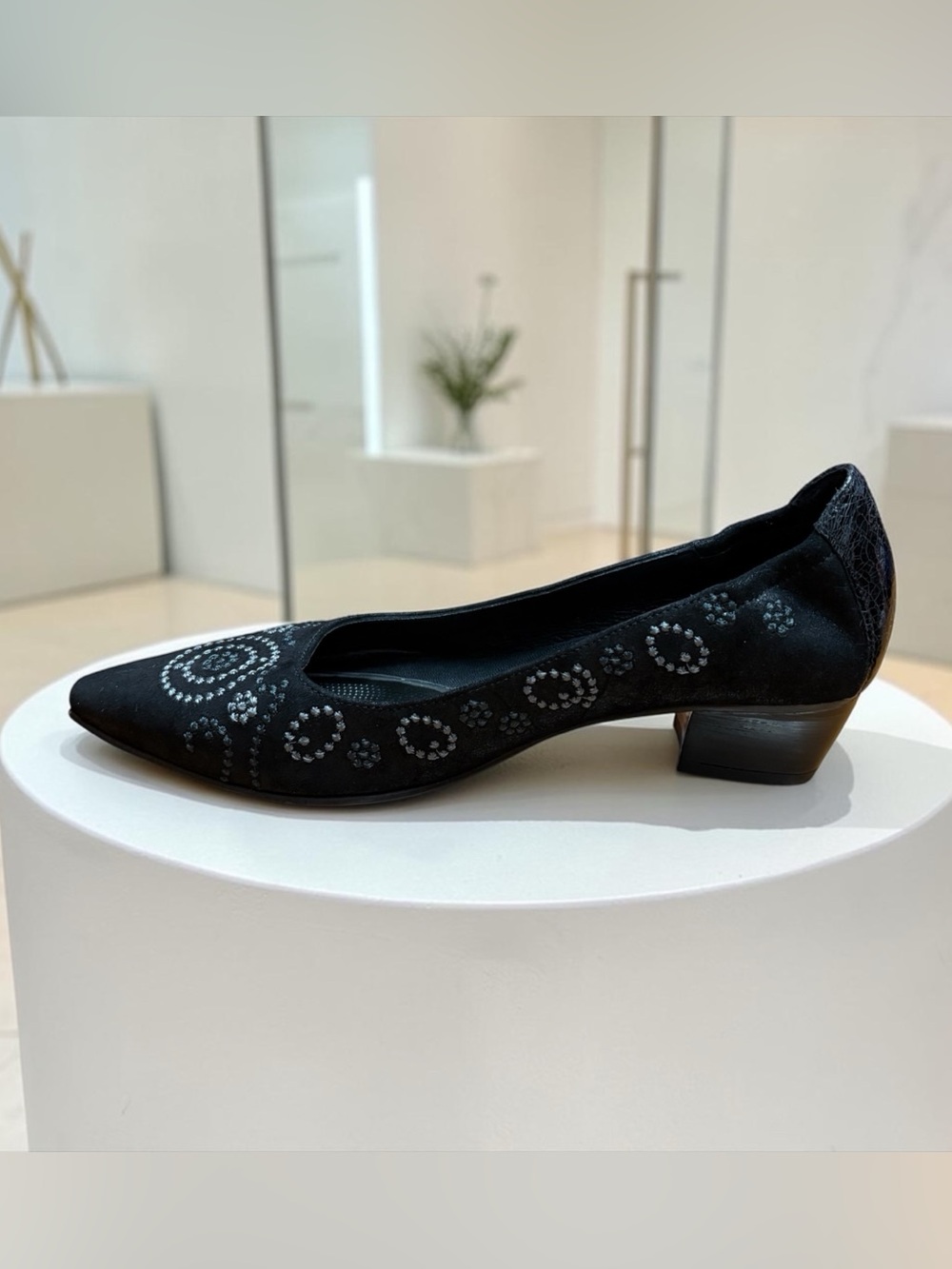 NEW, France Mode, Black Embroidered Pointed Toe Pumps, EU 38, Made in France